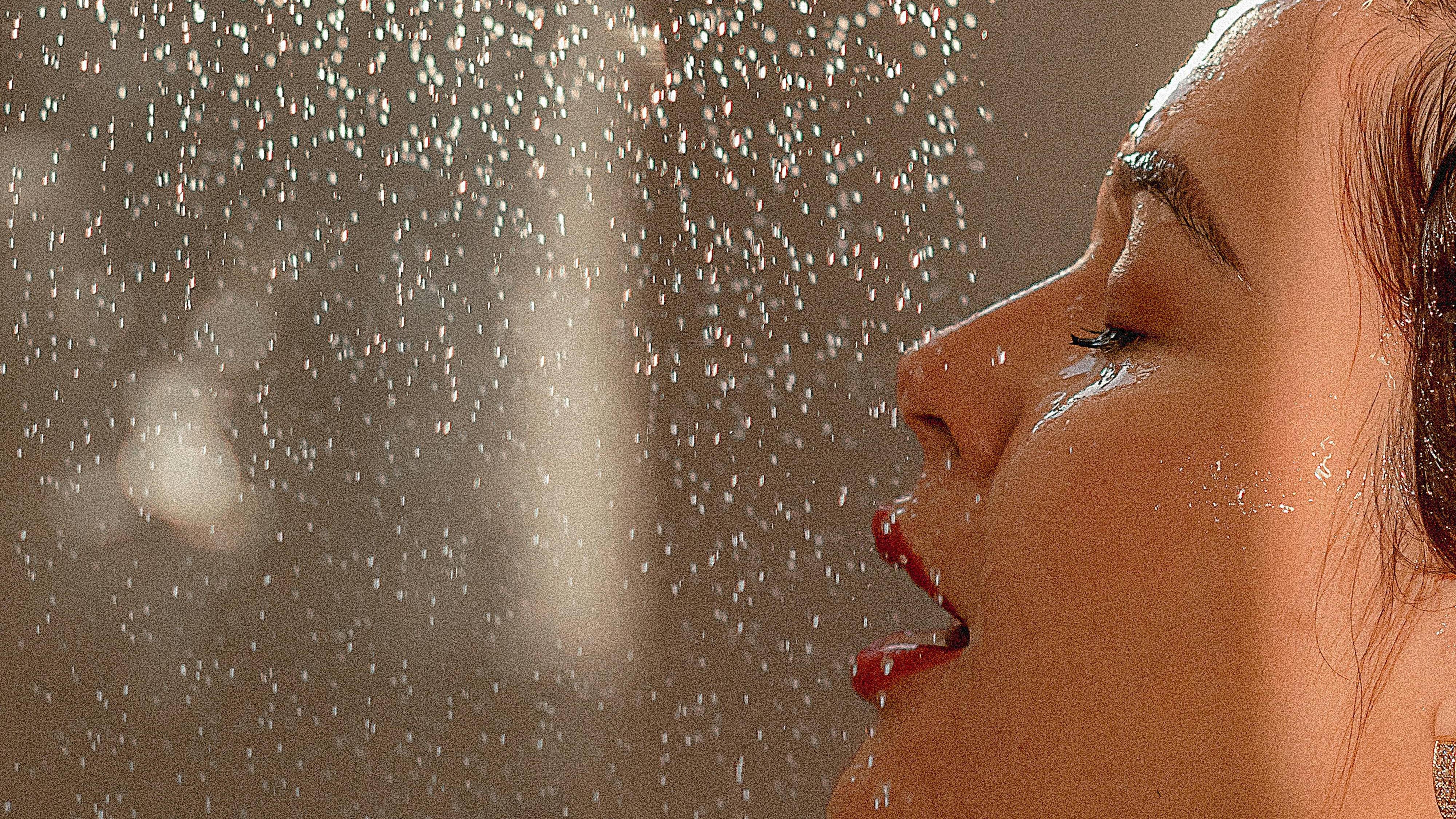 Không tắm khuya và tránh tiếp xúc trực tiếp với gió lạnh, nhất là ở người tăng huyết áp