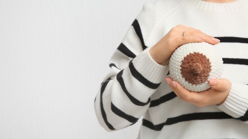 Xung quanh nhũ hoa có hạt trắng có thể do bít tắc tuyến bã nhờn hoặc các vấn đề da liễu