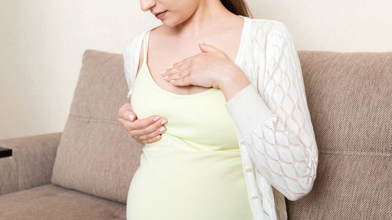 Xung quanh nhũ hoa có hạt trắng kèm dịch tiết và ngứa là dấu hiệu cần theo dõi sức khỏe