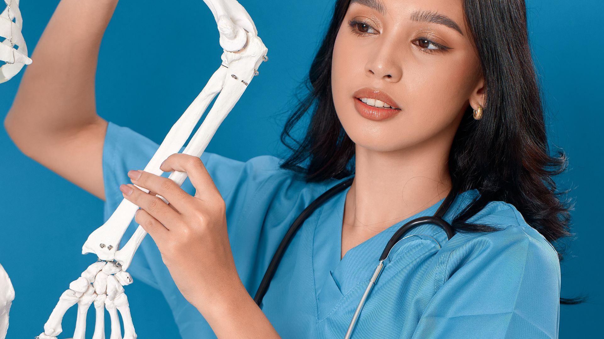 Thân xương cánh tay có hình trụ và hơi xoắn nhẹ