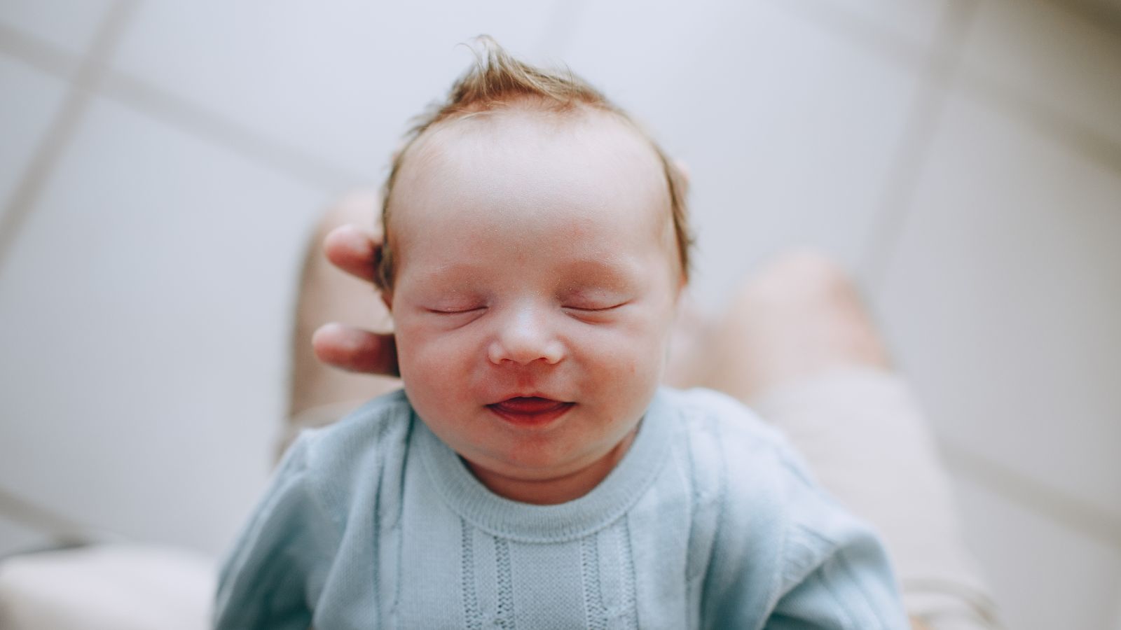 Trong những ngày đầu sau khi sinh, trẻ có thể có phần xương chẩm bị nhô cao hoặc bị biến dạng