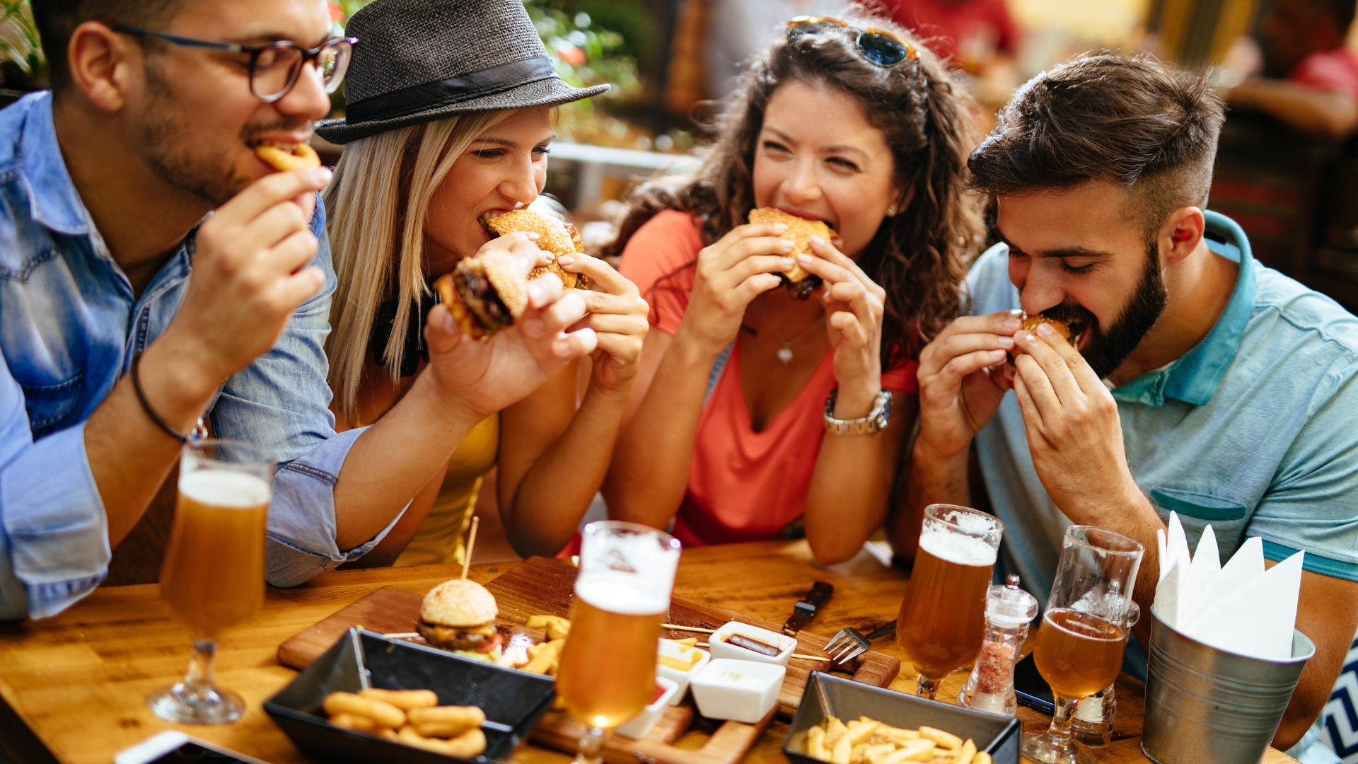 Tránh ăn các thức ăn quá cứng và vệ sinh răng miệng mỗi ngày giúp bảo vệ xương hàm và bảo tồn chức năng