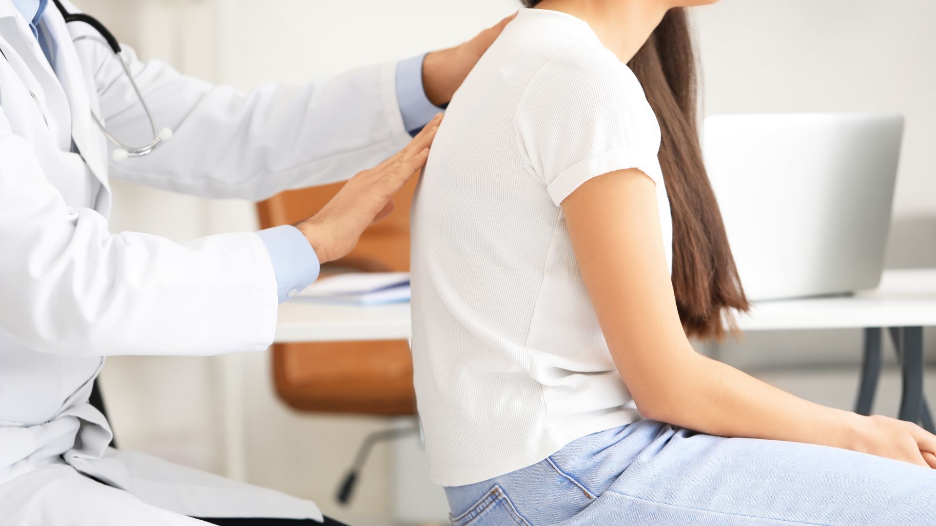 Ngồi gù lưng kéo dài có thể gây ảnh hưởng xấu đến xương sườn