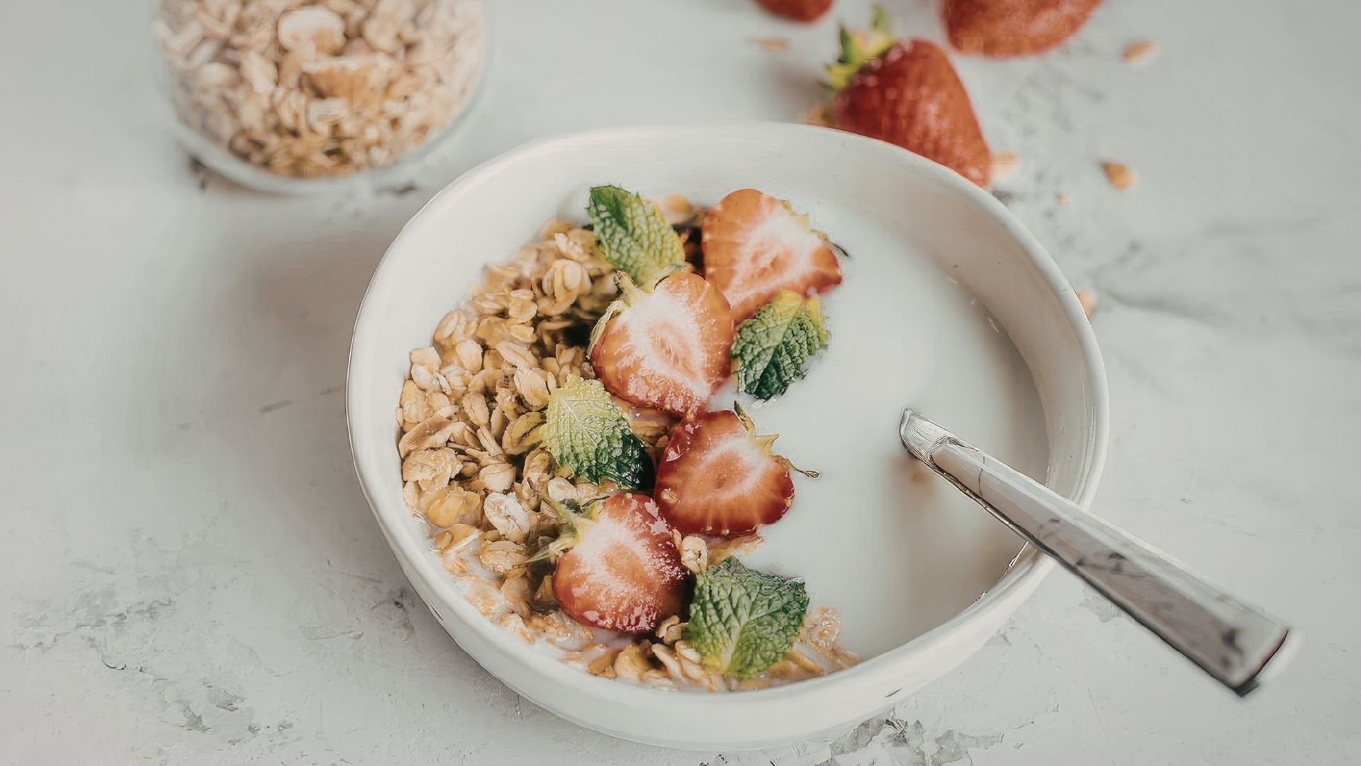 Yến mạch kết hợp với sữa chua và trái cây mang lại nhiều lợi ích cho hệ tiêu hóa