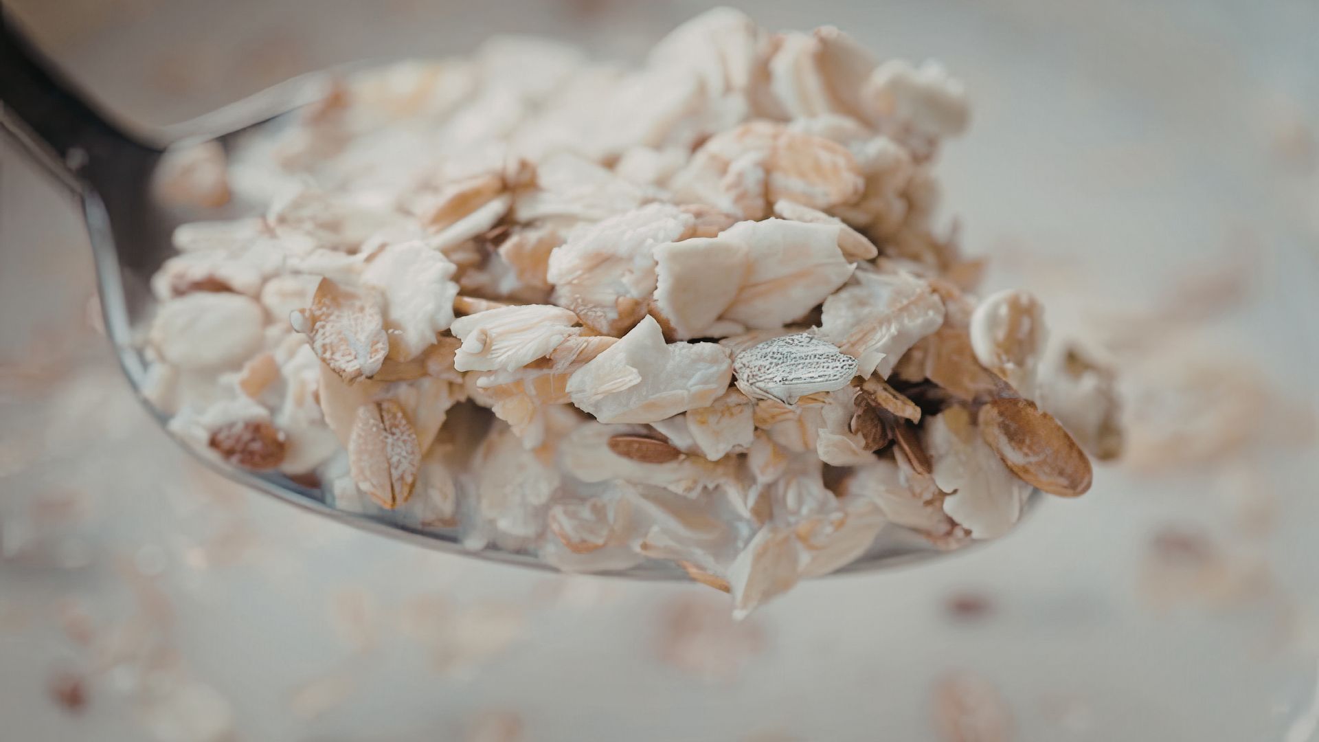 Luôn ngâm mềm yến mạch với nước hoặc sữa trước khi dùng